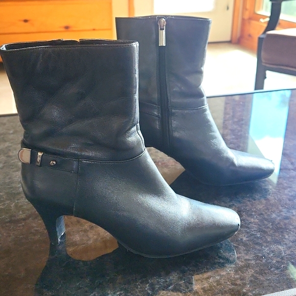 Bandolino Sleek Black Ankle Booties - Picture 1 of 8